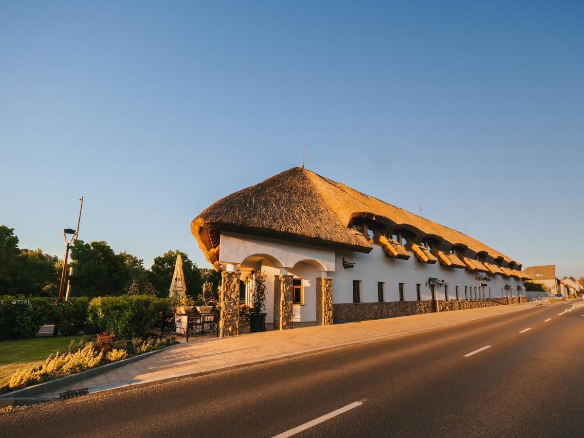 Oereg Halasz Fogado Hotel Tat Bagian luar foto